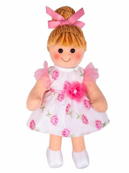 Megan is gekleed in een mooie bloemrijke jurk met een strik in haar haar.