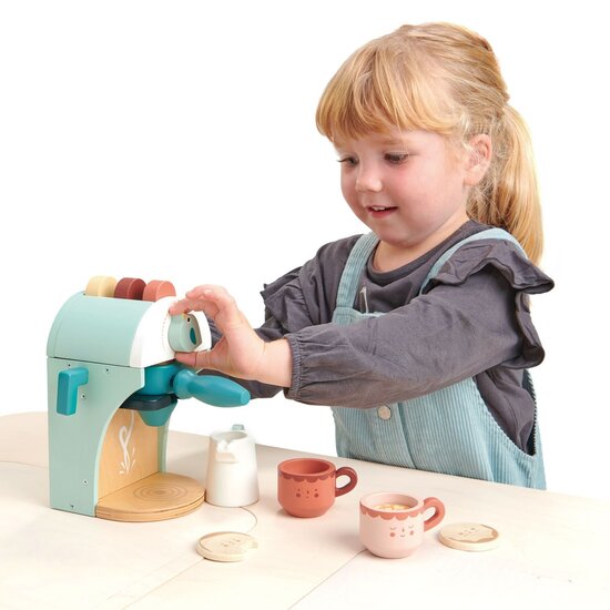 Meisje met Koffiemachine Babyccino maker