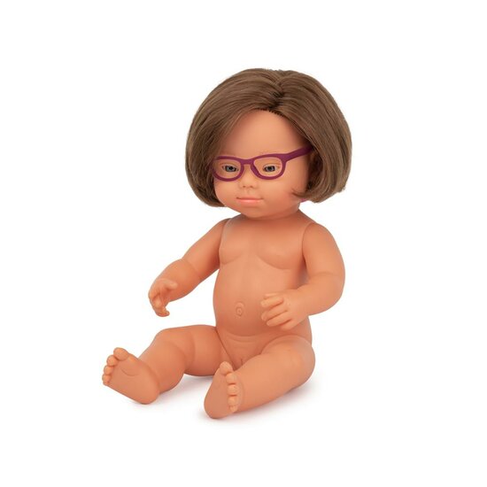 Blank babymeisje met het syndroom van Down en een bril (38 cm) naakt