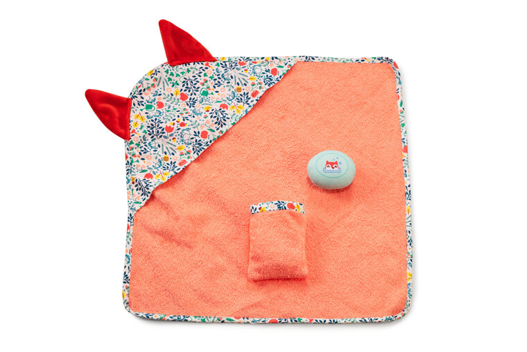 Met dit badsetje heb je alles in huis om jouw babypop een heerlijk badje te geven: een washandje, een zeepje en een wikkelhandd