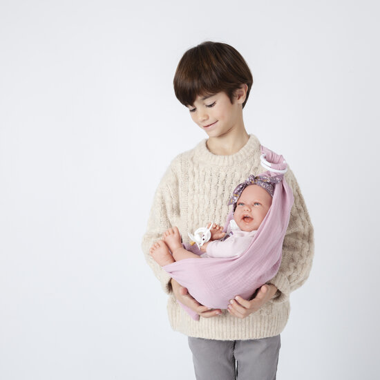 Kind met Lachende Babypop Ranomi in haar draagdoek